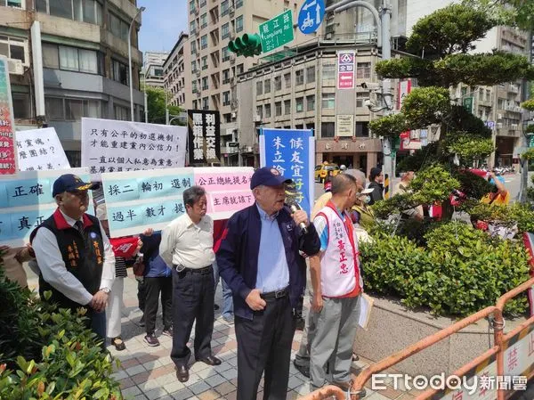 ▲藍天行動聯盟赴國民黨中央外頭舉牌抗議。（圖／記者鄭佩玟攝）