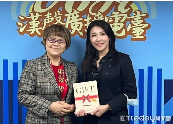 ▲▼任林教育基金會執行長林嘉慧（右）接受漢聲廣播電台「長青樹」主持人董幼雲（左）專訪，暢談「人生自傳書陪伴書寫計畫」。（圖／任林教育基金會提供）