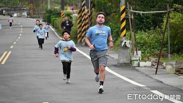 ▲萬金石馬拉松賽前Fun Run 新北石門國小社區多元快樂起跑。（圖／新北市石門國小提供）