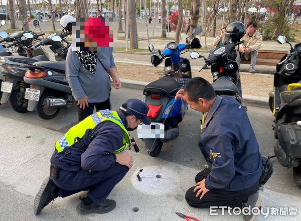 ▲▼台中1名女球迷因為中華隊輸球太難過，機車鑰匙不小心掉入水溝，文昌所長林澤聰趴地順利勾起。（圖／民眾提供，下同）