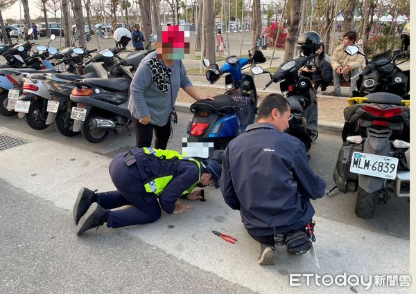▲▼台中1名女球迷因為中華隊輸球太難過，機車鑰匙不小心掉入水溝，文昌所長林澤聰趴地順利勾起。（圖／民眾提供，下同）