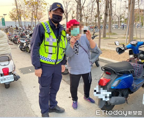 ▲▼台中1名女球迷因為中華隊輸球太難過，機車鑰匙不小心掉入水溝，文昌所長林澤聰趴地順利勾起。（圖／民眾提供，下同）