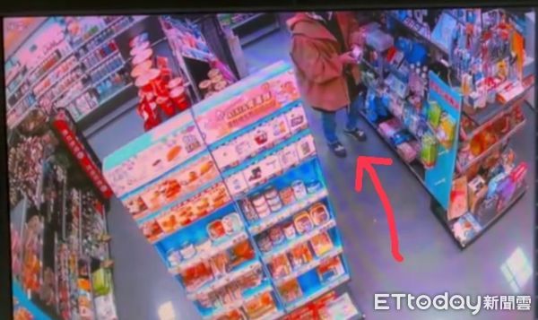 ▲▼謝姓女子利用大衣作為掩護，在超商內偷竊2瓶隱形眼鏡保養液，被警方查出後卻說因服用安眠藥，不清楚為何會偷東西。（圖／記者吳世龍翻攝）