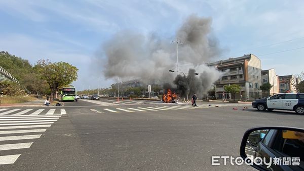 ▲▼ 故宮大道自小客擦撞統聯　瞬間成火球 。（圖／讀者提供）