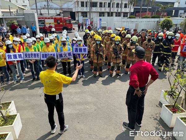 ▲台南市消防局第七救災救護大隊，15日與安平工業區世一文化事業股份有限公司，共同辦理災害初期自主應變兵棋推演及實兵演練。（圖／記者林悅翻攝，下同）