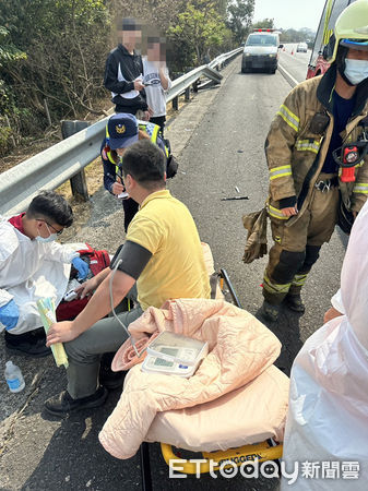 ▲國道3號301公里北上路段下午傳出自小客車與貨車發生車禍，自小客車車頭嚴重毀損，貨車則失控衝入邊坡翻覆，消防人員救出貨車上羅姓駕駛人送醫。（圖／民眾提供，下同）