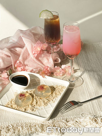 ▲Cozzi THE Roof餐廳以女團BLACK PINK代表色粉色及黑色特製下午茶套。（圖／國泰和逸飯店提供）