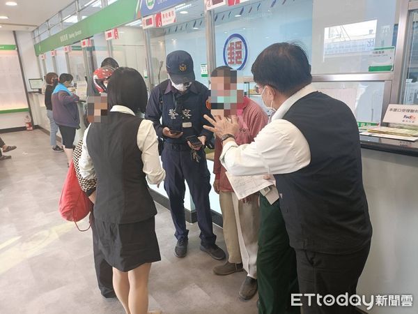 ▲里港警分局大平所出所長陳進儒、警員陳亮宇會同郵局行員成功阻詐            。（圖／記者陳崑福翻攝，下同）