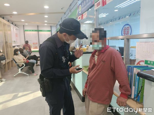 ▲里港警分局大平所出所長陳進儒、警員陳亮宇會同郵局行員成功阻詐            。（圖／記者陳崑福翻攝，下同）