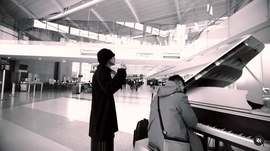 ▲林宥嘉在紐約機場唱歌。（圖／翻攝自Instagram／yogalin_official）