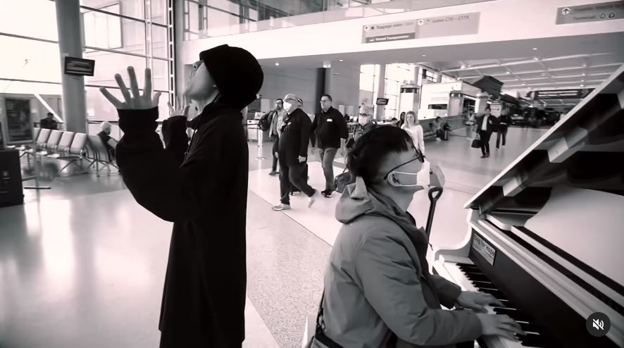 ▲林宥嘉在紐約機場唱歌。（圖／翻攝自Instagram／yogalin_official）