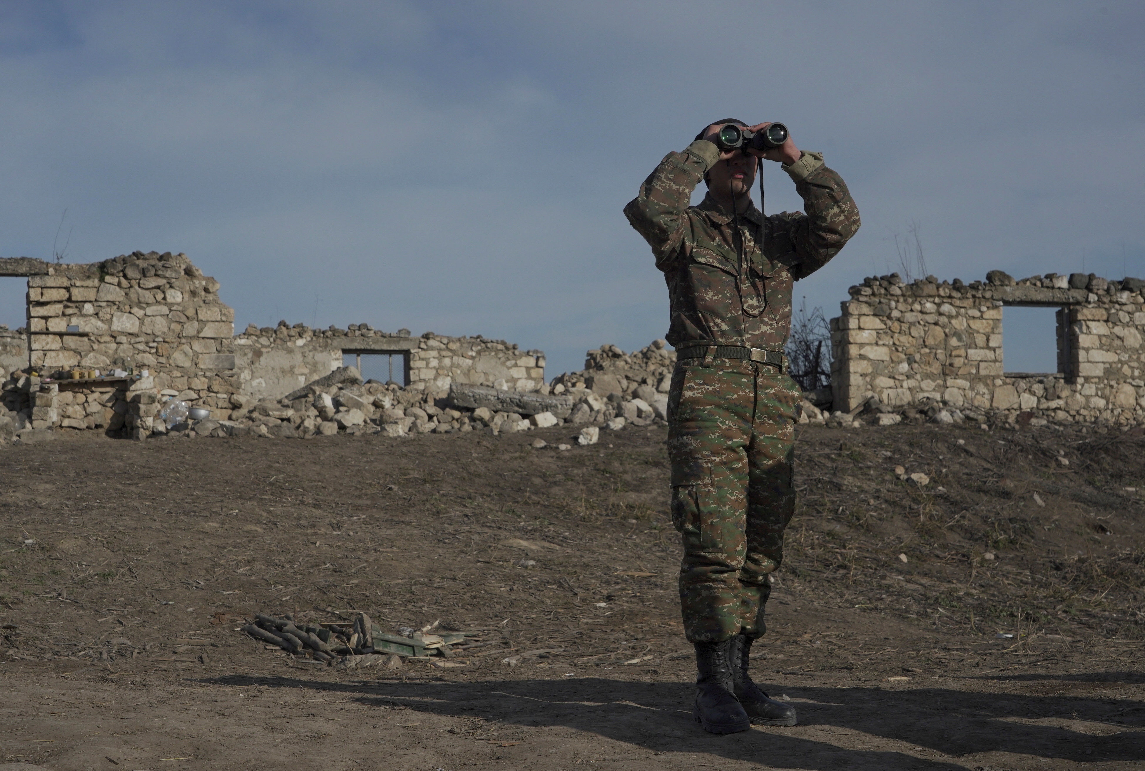 ▲亞美尼亞與亞塞拜然再度爆發邊境衝突。（圖為邊境守望的亞美尼亞士兵／路透）