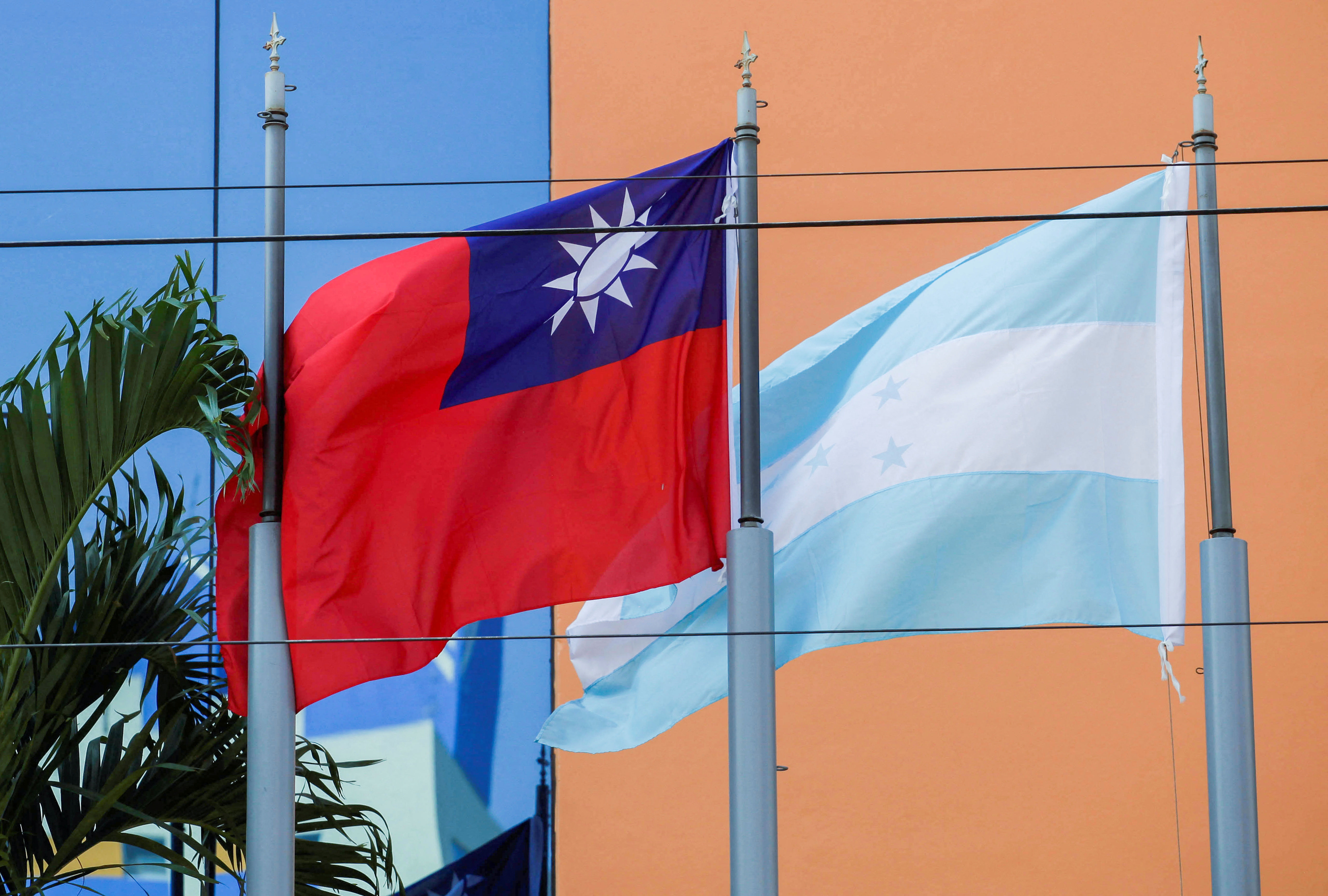 ▲宏都拉斯首都德古西加巴的台灣大使館外，台灣與宏都拉斯國旗迎風飄揚。（圖／路透）