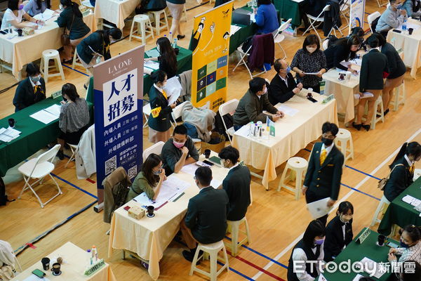 ▲▼高餐大舉行實習媒合，吸引知名餐飲企業入校搶人才。（圖／記者許宥孺翻攝）