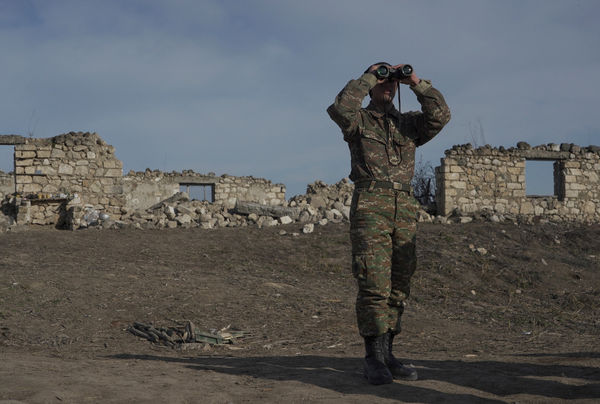 ▲▼一名亞美尼亞士兵站在納戈爾諾．卡拉巴赫（Nagorno-Karabakh）爭議地區。（圖／路透）