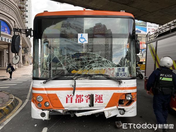 ▲▼三重車禍，公車與小客車碰撞釀3傷。（圖／記者陳以昇翻攝）