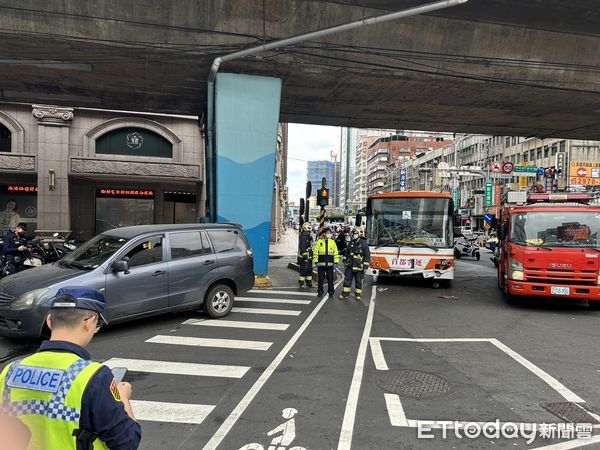 ▲▼三重車禍，公車與小客車碰撞釀3傷。（圖／記者陳以昇翻攝）