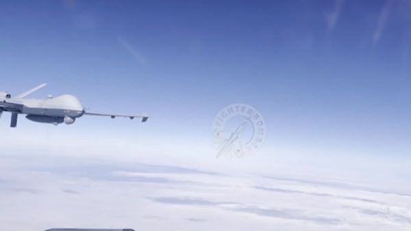 ▲▼疑似俄國飛行員的拍攝者坐在蘇愷-27駕駛艙，捕捉MQ-9從左側近距離掠過的畫面，但真實性未獲證實。（圖／翻攝Telegram@/fighter_bomber）