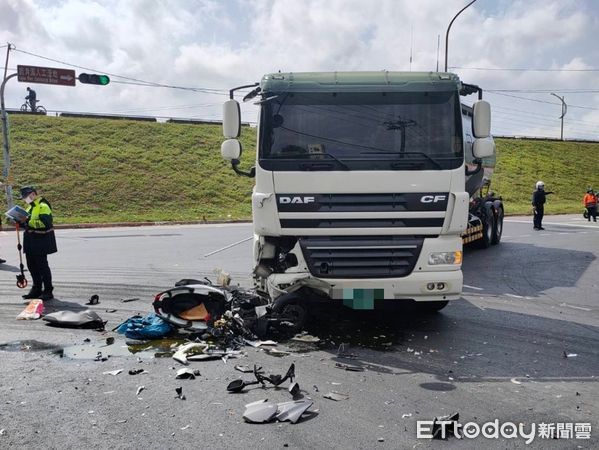 ▲▼機車騎士撞上左轉化學槽化車，人卡車底送醫不治             。（圖／記者陳以昇翻攝）