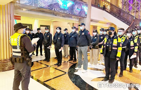 ▲桃園市警局配合警政署規劃「防制幫派組合公開活動臨檢及掃黑行動專案」，針對轄區特種營業場所進行臨檢。（圖／記者沈繼昌翻攝）