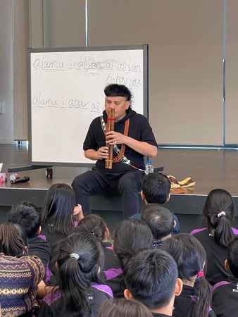 ▲▼ 桑布伊赴紐西蘭小學說故事、教歌謠。（圖／卡達德邦提供）