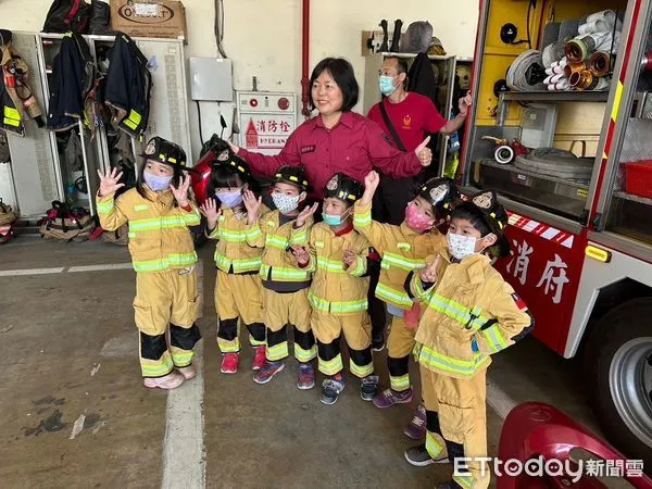 ▲台南市水交社非營利幼兒園師生約120人，上午至消防局第七大隊南門分隊參訪，除體驗各項消防裝備設施外，並更進一步了解防火防災的重要性。（圖／記者林悅翻攝，下同）