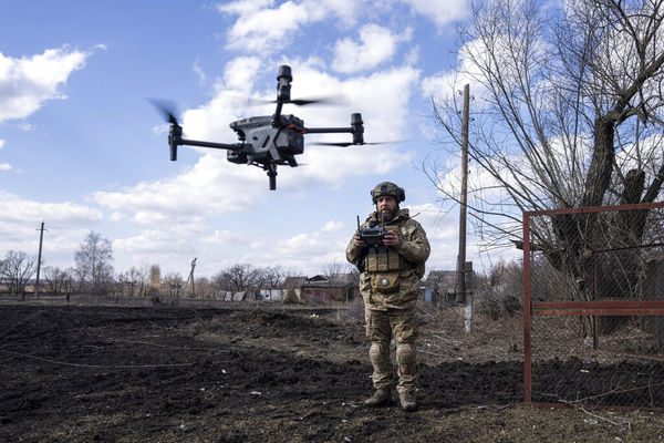 ▲▼2023 年3月3日，一名烏克蘭軍人在巴赫穆特（Bakhmut）前線附近駕駛無人機。（圖／達志影像／美聯社）