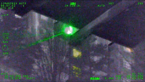 ▲▼維吉尼亞州一名男子用雷射光射向空中一架警用直升機，結果遭到警方逮捕。（圖／取自費爾法克斯郡警察部門）