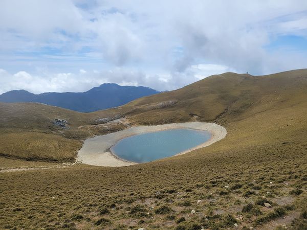 ▲▼仰賴雨水挹注、海拔逾3000公尺的嘉明湖水面縮小逾4成，山友形容像甜甜圈。（圖／翻攝自Facebook／嘉明湖熊出沒企業社）