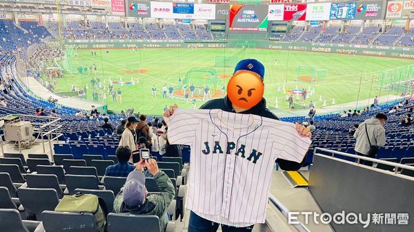 ▲▼網友分享友人在日本東京巨蛋看球，收到的贈品是日本隊球衣。（圖／網友授權使用）