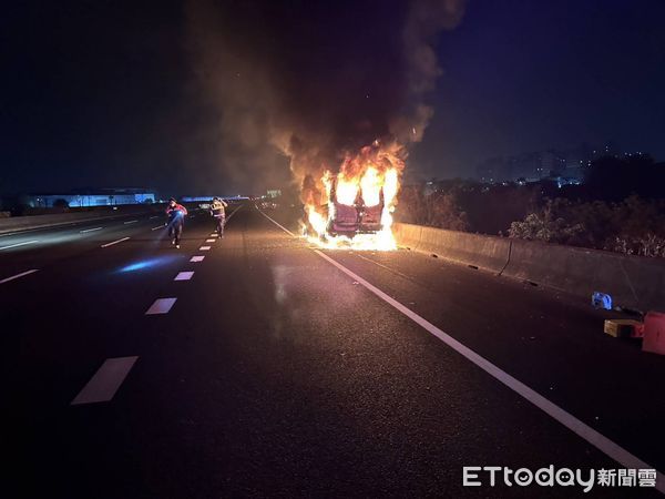 ▲▼       國道深夜火燒車      。（圖／記者唐詠絮翻攝）