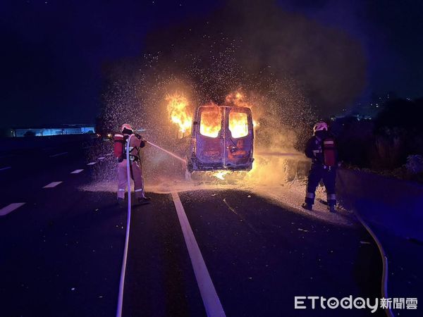 ▲▼       國道深夜火燒車      。（圖／記者唐詠絮翻攝）