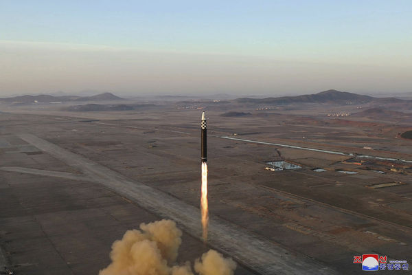 ▲▼金正恩16日上午親自前往平壤順安視察ICBM火星-17型試射。（圖／達志影像／美聯社）