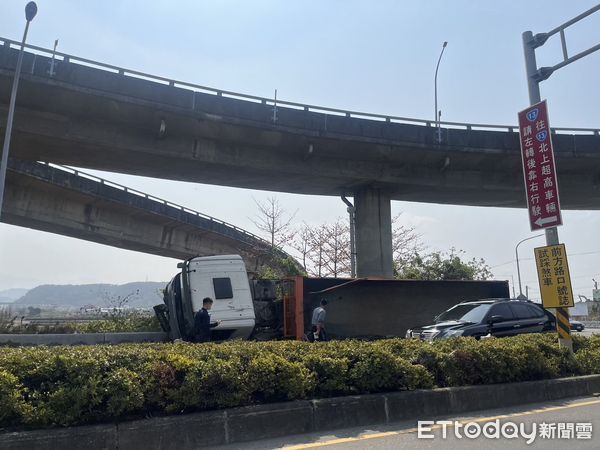 ▲▼苗栗三義鄉砂石車和自小客車車禍後失控撞護欄側翻，砂石灑滿車道，2車駕駛受輕傷，未送醫。（圖／記者蔡文淵翻攝）