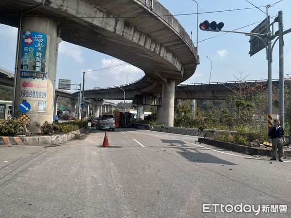 ▲▼苗栗三義鄉砂石車和自小客車車禍後失控撞護欄側翻，砂石灑滿車道，2車駕駛受輕傷，未送醫。（圖／記者蔡文淵翻攝）