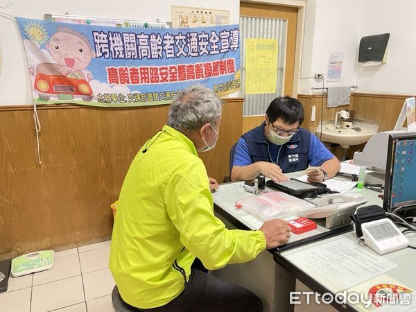 ▲▼新竹監理站前進醫院協助高齡駕駛人換照。（圖／監理站提供）