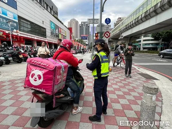 ▲▼台中警察局第四分局強力落實「行人正義大執法」，短短4天開單260件，罰金近百萬。（圖／台中警方提供，下同）