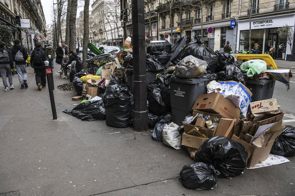 ▲▼法國清潔員罷工，巴黎街頭垃圾堆得到處都是。（圖／達志影像／美聯社）