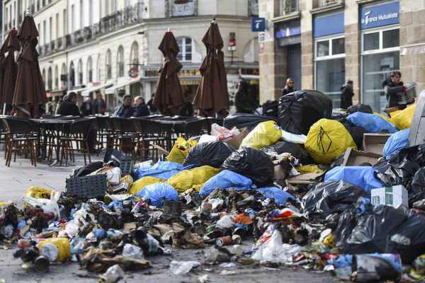 ▲▼法國清潔員罷工，巴黎街頭垃圾堆得到處都是。（圖／達志影像／美聯社）