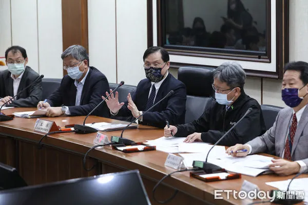 ▲經濟部次長林全能主持電價費率會後記者會，台電總經理列席。（圖／記者林敬旻攝）