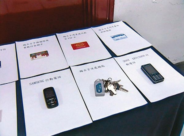 命案偵破後，警方展示鑰匙、手機等贓證物。（東森新聞提供）