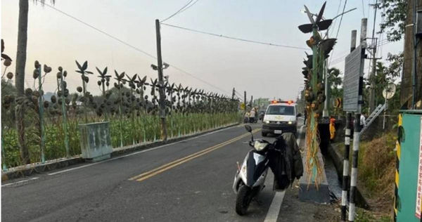 屏東縣高樹一名67歲劉姓老農，日前外出「巡田水」，清晨到溝渠裡準備分水灌溉，卻疑似因路燈漏電遭到電擊，倒臥水溝中身亡。（圖／警方提供）