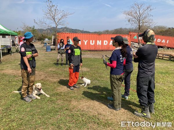 ▲▼新北搜救隊14日至16日南下參加IRO(International Rescue Dog Organisation)國際搜救犬組織評量檢測，共有3隻搜救犬通過高級及1隻搜救犬通過中級認證             。（圖／記者戴上容攝）