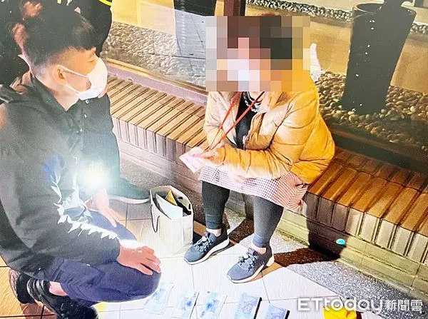 ▲桃園市73歲陸姓婦人加入詐騙集團擔任車手，多次以戰地軍官或醫師詐騙女網友，得手金額逾千萬元，陸婦落網後透上游希望多派案以賺取律師費讓其逃離牢獄之災。（圖／記者沈繼昌翻攝）