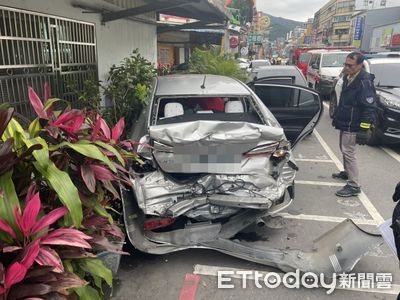 宜蘭礁溪遊覽車追撞轎車　Vios「車尾潰縮」衝民宅...駕駛受困