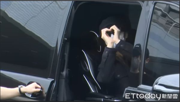 ▲Jisoo抵台時親切跟接機粉絲打招呼。（圖／ETtoday）