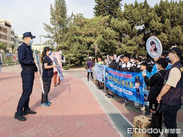 ▲北港警分局與會水林國中健行活動，進行交通疏導外更針對詐騙、交通安全等進行宣導。（圖／記者蔡佩旻翻攝）