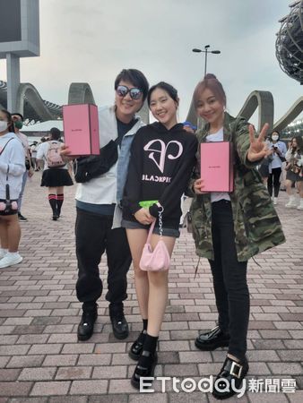 ▲王仁甫、季芹帶女兒看BLACKPINK演唱會。（圖／讀者提供）