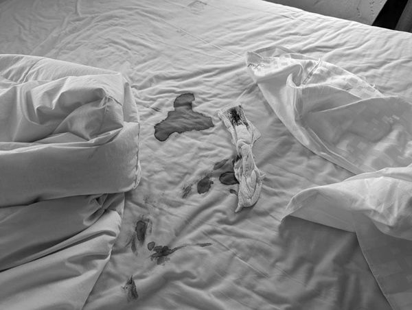▲▼女客住宿時剛好碰上生理期，竟將床單沾染得都是鮮血，還把用過的衛生棉丟在床上。（圖／翻攝臉書／爆料公社）