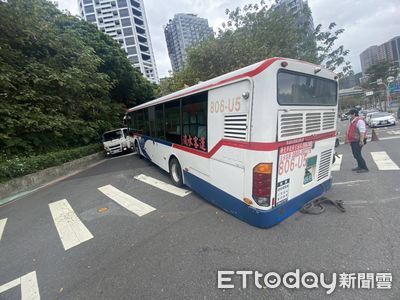 快訊／淡水公車上坡卡彎道　坪頂路塞住了！急叫拖車脫困